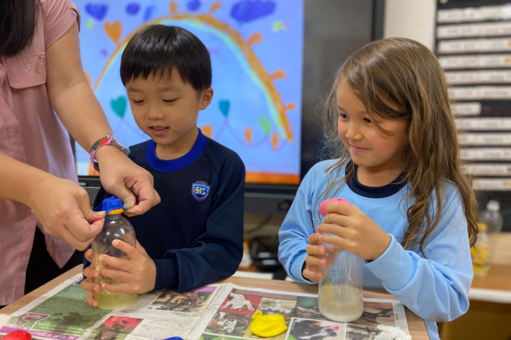 Kindergarten students are doing science in Shinagawa International School